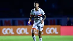 Meio-campista durante partida com Cruzeiro