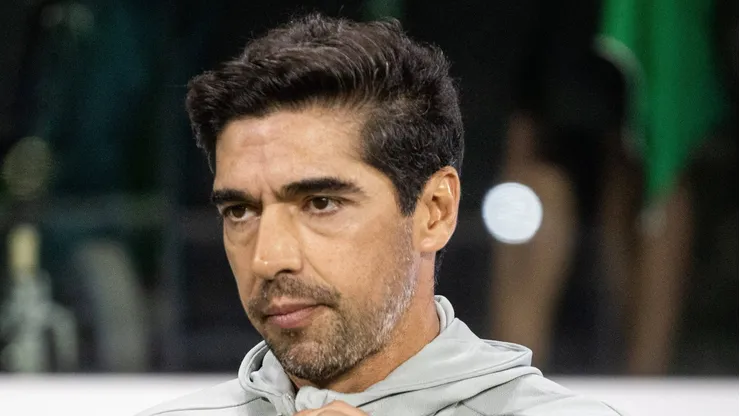 Abel Ferreira durante jogo do Verdão. Treinador se pronuncia na rede social.