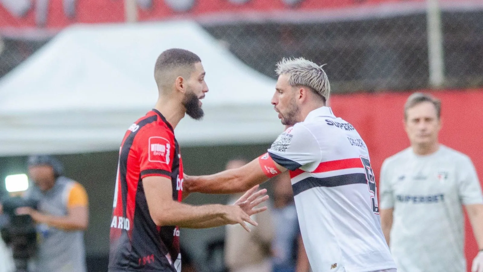Wagner Leonardo discute com Calleri. Foto: Jhony Pinho/AGIF