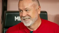 Mano Menezes no banco de reservas do Mineirão. Foto: Fernando Moreno/AGIF