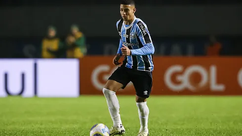 Gustavo Nunes do Gremio controlando a bola duranteo jogo contra o Palmeiras no Estádio Centenário em Caxias do Sul- Brasileirão 2024