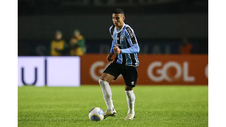 Gustavo Nunes do Gremio controlando a bola duranteo jogo contra o Palmeiras no Estádio Centenário em Caxias do Sul- Brasileirão 2024
