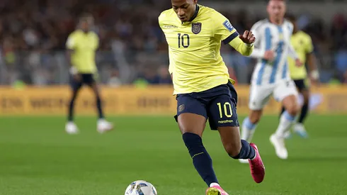 Gonzalo Plata do equador controlando a bola durante a Copa do Mundo FIFA contra a Argentina