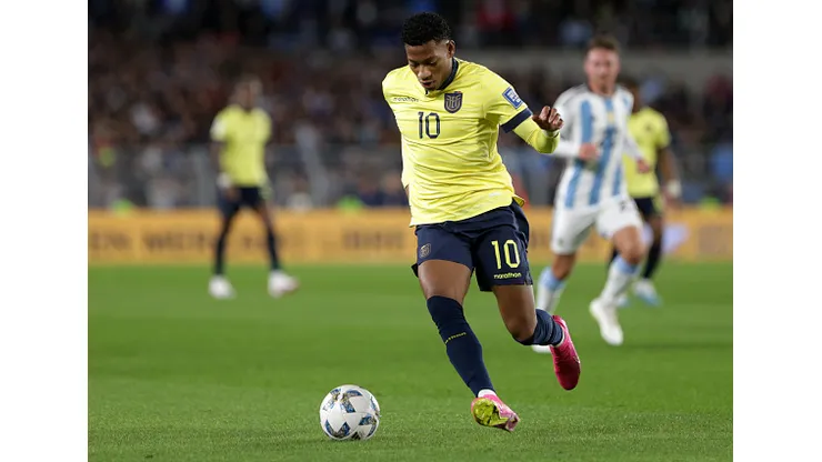 Gonzalo Plata do equador controlando a bola durante a Copa do Mundo FIFA contra a Argentina