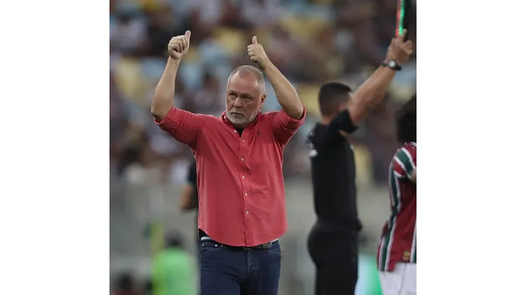 RIO DE JANEIRO, BRAZIL - AUGUST 7: Mano Menezes coach of Fluminense gives a thumbs up during the match between Fluminense and Juventude as part of Copa do Brasil 2024 at Maracana Stadium on August 7, 2024 in Rio de Janeiro, Brazil. (Photo by Wagner Meier/Getty Images)