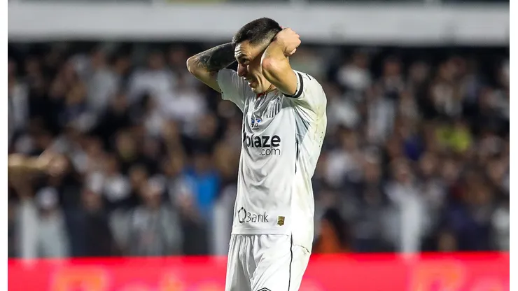Escobar foi expulso em momento crucial pelo Santos. Foto: Reinaldo Campos/AGIF