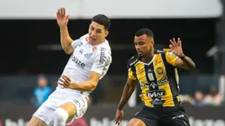 Jair do Santos em disputa de bola com Matheus Serafim, do Amazonas. Foto: Reinaldo Campos/AGIF