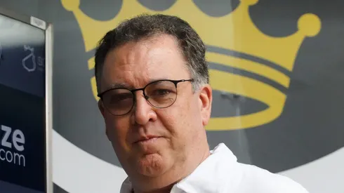 Marcelo Teixeira durante coletiva na Vila Belmiro. Peixe tropeça em casa.