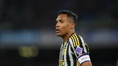 Alex Sandro assina até 2026