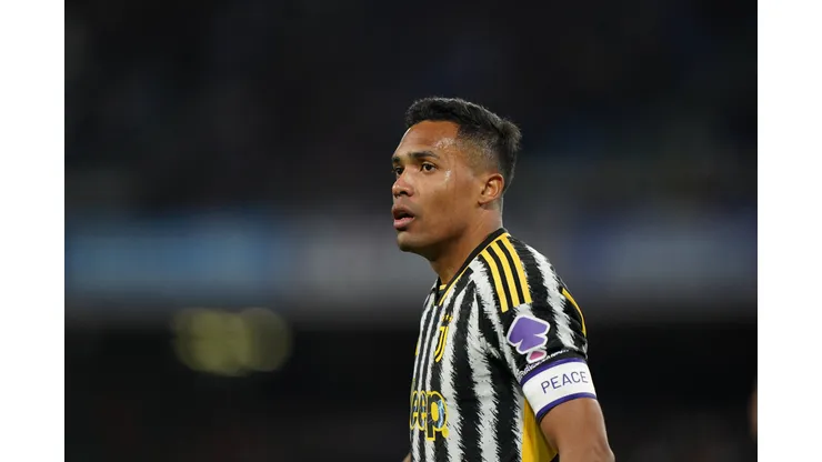 Alex Sandro assina até 2026