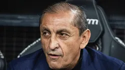 Ramón Díaz durante jogo do Timão. Treinador define a escalação.