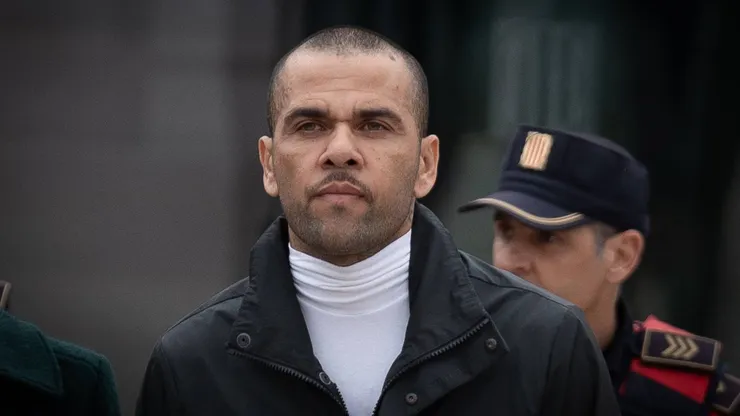 Daniel Alves volta a jogar futebol
