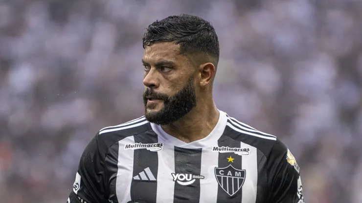 Hulk com a camisa alvinegra.
