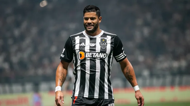 Recentemente, o atacante sofreu uma lesão na panturrilha direita
