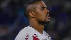 Douglas Costa foi oferecido ao Santos
