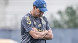Carille em treino no CT Rei Pelé
