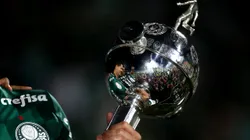 Taça da Copa Libertadores. (Foto de Ernesto Ryan/Getty Images)