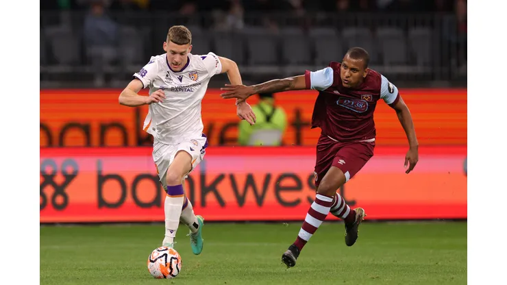 SOCCER WEST HAM GLORY, Trent Ostler of the Glory under pressure from Luizao of West Ham United during the pre-season soccer match between West Ham United and Perth Glory at Optus Stadium in Perth, Saturday, July 15, 2023. ACHTUNG: NUR REDAKTIONELLE NUTZUNG, KEINE ARCHIVIERUNG UND KEINE BUCHNUTZUNG PERTH WESTERN AUSTRALIA AUSTRALIA PUBLICATIONxNOTxINxAUSxNZLxPNGxFIJxVANxSOLxTGA Copyright: xRICHARDxWAINWRIGHTx 20230715001820770001