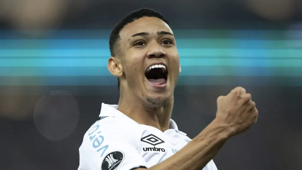 Gustavo Nunes jogador do Gremio comemora seu gol durante partida contra o Fluminense no estadio Maracana pelo campeonato Copa Libertadores 2024. Foto: Jorge Rodrigues/AGIF