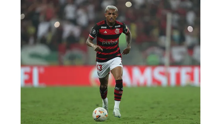 Flamengo e Bragantino se encaram no Brasileirão.