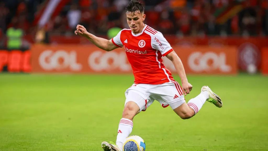 Alexandro Bernabei em jogo pelo Internacional. Maxi Franzoi/AGIF.