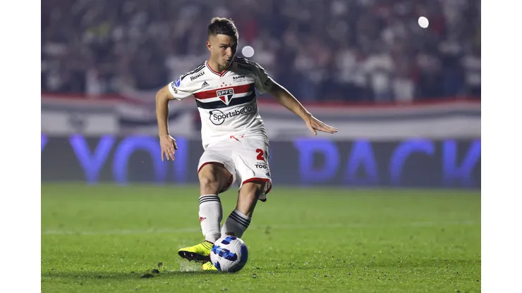SAO PAULO, BRAZIL - SEPTEMBER 08: Galoppo of Sao Paulo takes the fifth penalty and scores in the shootout after a Copa CONMEBOL Sudamericana 2022 second-leg semifinal match between Sao Paulo and Atletico Goianiense at Morumbi Stadium on September 08, 2022 in Sao Paulo, Brazil. (Photo by Ricardo Moreira/Getty Images)