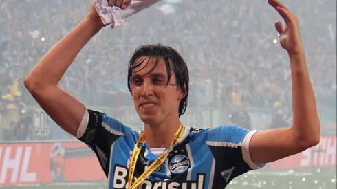 Grêmio quer Pedro Geromel mais tempo no elenco. Football Gremio wins Copa Do Brasil Final Gr Million X ATL Tico MG Porto Alegre RS 07 12 2016 Final Grmio X Atltico MG Celebration Player Pedro Geromel Gremio is Penta Champion of Brazil Cup After Draw AT 1 1 with Atletico MG in The Second Game of The Final AT The Arena Gremio in Porto Alegre RS Photo Eldio Suzano Fotoarena PUBLICATIONxNOTxINxBRAxCHN EldioxSuzano