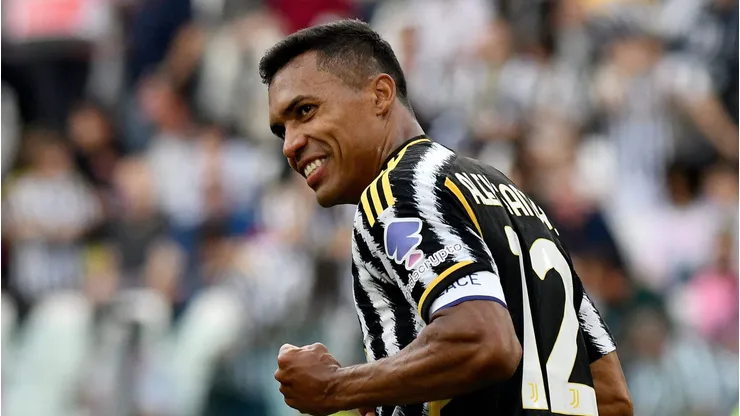 Alex Sandro vem negociando com o Flamengo para a temporada
