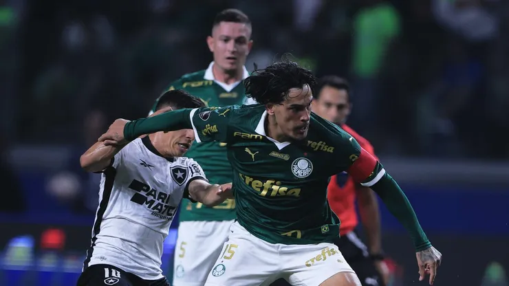 SP - SAO PAULO - 21/08/2024 - COPA LIBERTADORES 2024, PALMEIRAS X BOTAFOGO - Gustavo Gomez jogador do Palmeiras durante partida contra o Botafogo no estadio Arena Allianz Parque pelo campeonato Copa Libertadores 2024. Foto: Ettore Chiereguini/AGIF