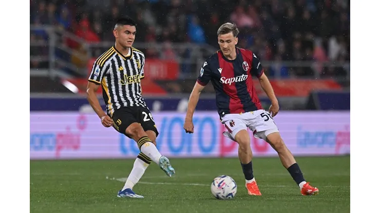Carlos Alcaraz, da Juventus, compete pela bola com Alexis Saelemaekers do Bologna FC durante o jogo da Serie A TIM de 2024 em Bolonha, Itália