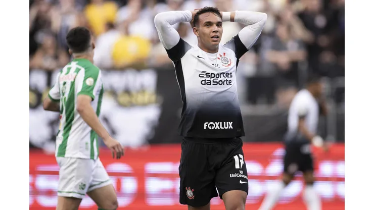 Corinthians x Juventude SÃO PAULO, SP - 04.08.2024: CORINTHIANS X JUVENTUDE - Giovane regrets a missed goal during the match between Corinthians x Juventude held at the Neo Química Arena in São Paulo, SP. The game is valid for the 21st round of the Brasileirão 2024. Photo: Marco Galvão/Fotoarena x2587338x PUBLICATIONxNOTxINxBRA MarcoxGalvão