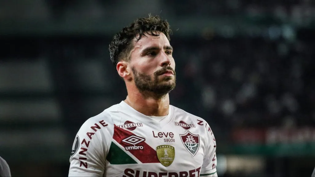 Martinelli sério com camisa branca do Fluminense - Foto: Leonardo Hubbe/AGIF