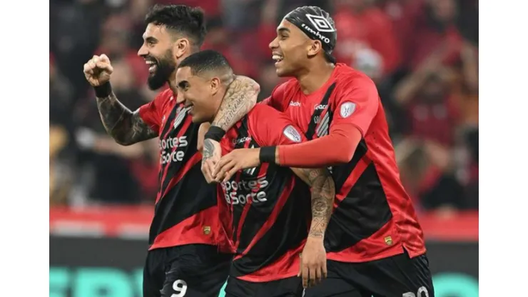 Belgrano e Athletico-PR brigam por vaga na Sul-Americana.