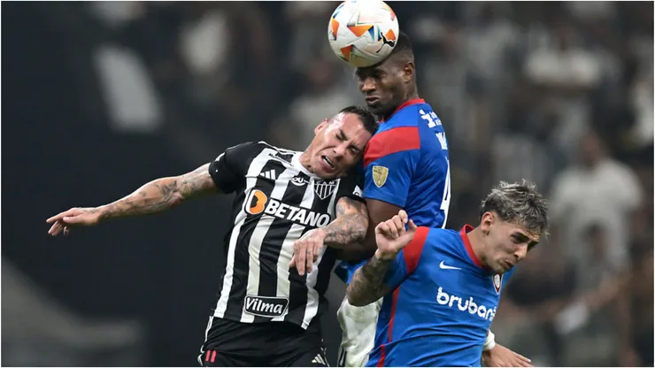 Foto: Pedro Vilela/Getty Images - Vargas, do Atlético-MG, disputando bola com adversários.