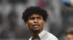 Hugo Souza em aquecimento com a camisa do Timão.