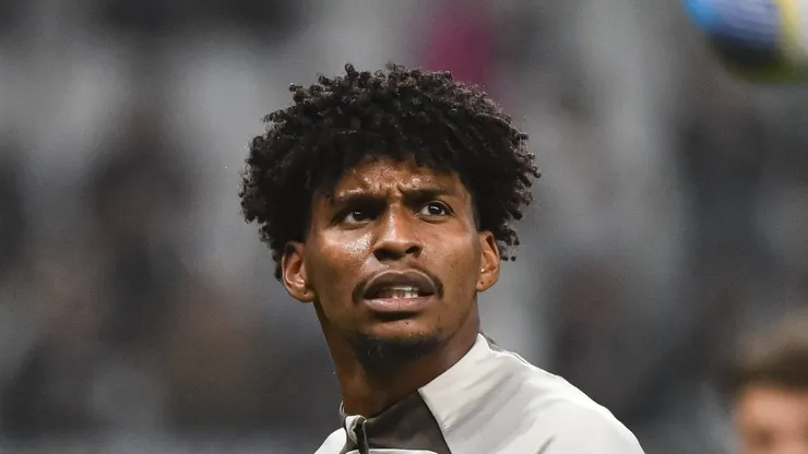 Hugo Souza em aquecimento com a camisa do Timão.