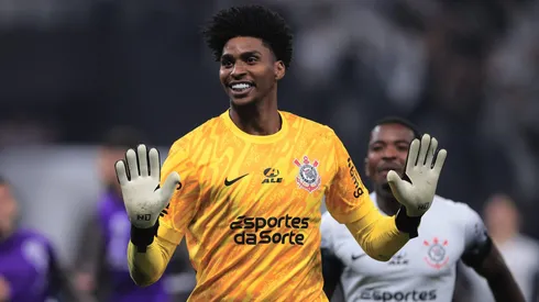 Hugo Souza vem se destacando no Corinthians após ser destaque da classificação