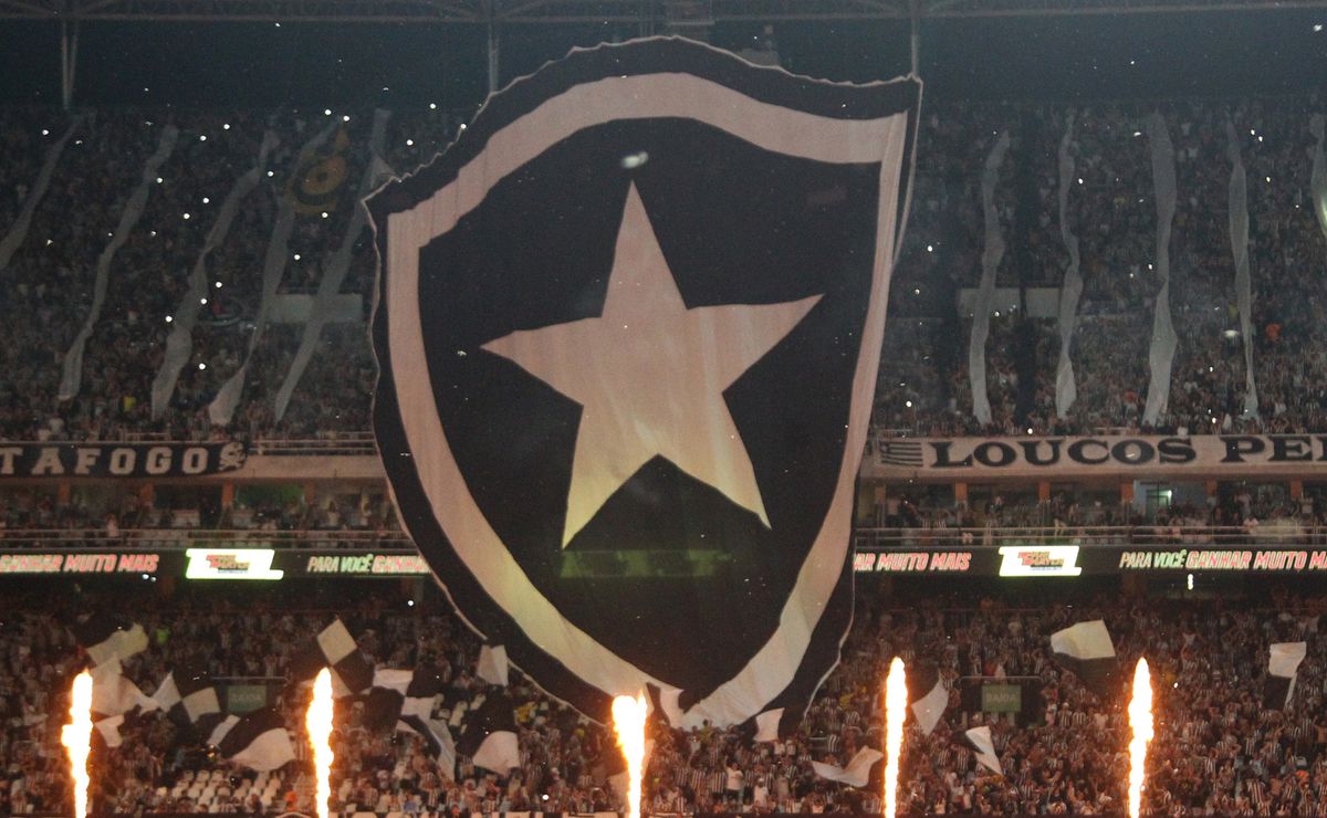Torcida do Botafogo encontra Nilton Santos fora do Rio; entenda