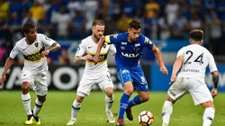 Cruzeiro luta pela bola com do Boca Juniors durante uma partida da Copa Libertadores 2018 no estádio Mineirao.