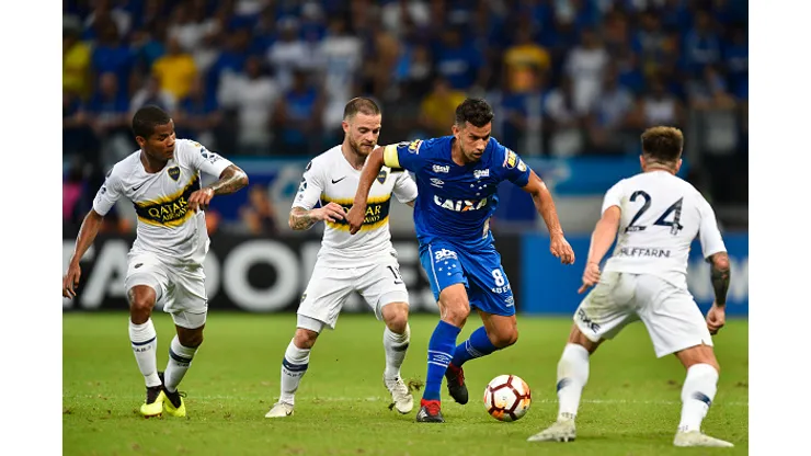 Cruzeiro luta pela bola com do Boca Juniors durante uma partida da Copa Libertadores 2018 no estádio Mineirao.