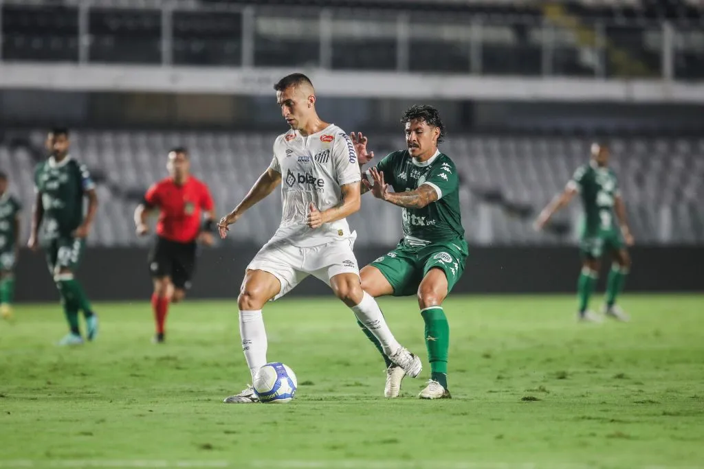 Joao Schmidt, jogador do Santos durante partida contra o Guarani na Vila Belmiro pelo Brasileirão B 2024 – Foto: Reinaldo Campos/AGIF