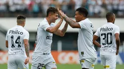 Vinicius Zanocelo, jogador do Santos comemora com o companheiro após marcar o segundo gol de sua equipe durante a partida entre o América-MG no Estádio Urbano Caldeira Vila Belmiro - Brasileirao Serie A -2022