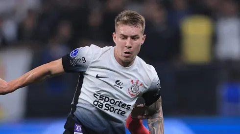 SP - SAO PAULO - 20/08/2024 - COPA SUL-AMERICANA 2024, CORINTHIANS X BRAGANTINO - Charles jogador do Corinthians disputa lance com Luan Candido jogador do Bragantino durante partida no estadio Arena Corinthians pelo campeonato Copa Sul-Americana 2024. Foto: Ettore Chiereguini/AGIF