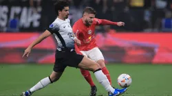 Ramalho jogador do Corinthians disputa lance com Sasha jogador do Bragantino durante partida no estadio Arena Corinthians pelo campeonato Copa Sul-Americana 2024.