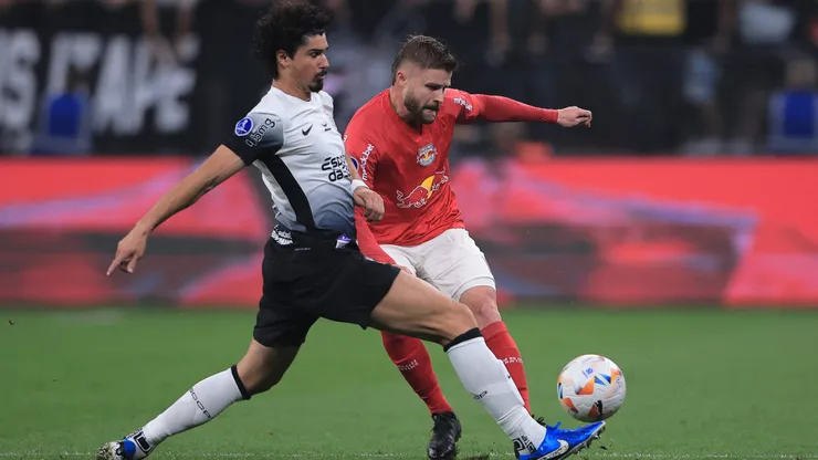 Ramalho jogador do Corinthians disputa lance com Sasha jogador do Bragantino durante partida no estadio Arena Corinthians pelo campeonato Copa Sul-Americana 2024.