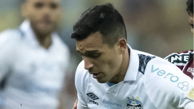 RJ - RIO DE JANEIRO - 20/08/2024 - COPA LIBERTADORES 2024, FLUMINENSE X GREMIO - Thiago Santos jogador do Fluminense disputa lance com Cristaldo jogador do Gremio durante partida no estadio Maracana pelo campeonato Copa Libertadores 2024. Foto: Jorge Rodrigues/AGIF