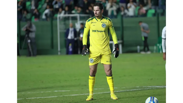 Goiás e Brusque duelam no Brasileirão.