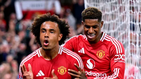 Joshua Zirkzee comemora gol pelo Manchester United com Marcus Rashford. (Photo by Michael Regan/Getty Images)