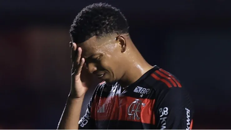 SP - SAO PAULO - 03/08/2024 - BRASILEIRO A 2024, SAO PAULO X FLAMENGO - Carlinhos jogador do Flamengo lamenta durante partida contra o Sao Paulo no estadio Morumbi pelo campeonato Brasileiro A 2024. Foto: Marcello Zambrana/AGIF