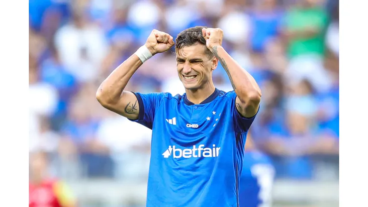 Dinenno jogador do Cruzeiro comemora seu gol durante partida contra o Patrocinense no estadio Mineirao pelo campeonato Mineiro 2024